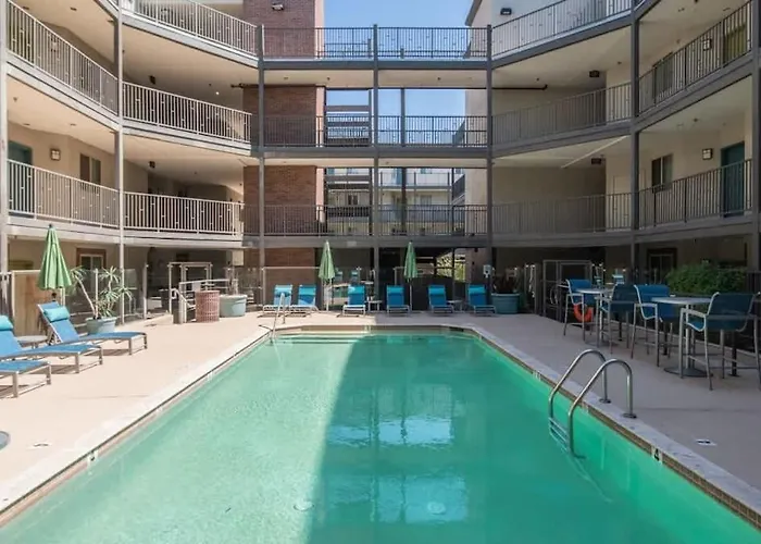 Luxurious 3bd - Gym, W-d, Parking - Sleeps 8 Apartment *