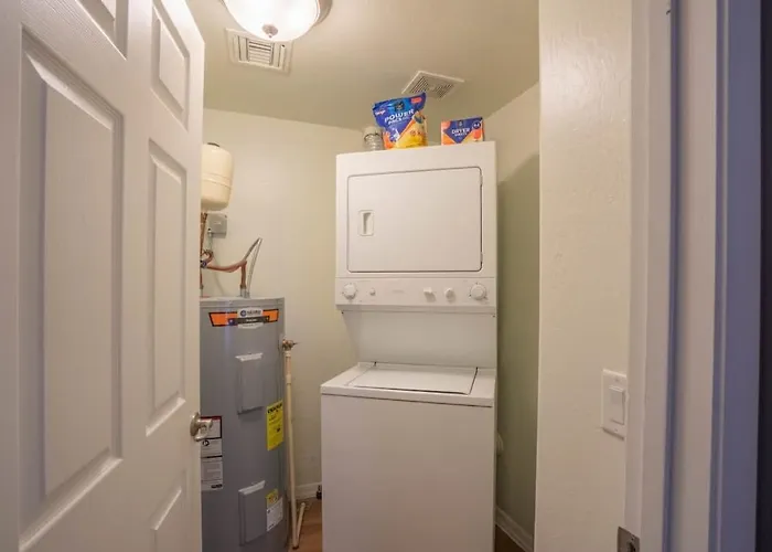 Apartment Luxurious 3bd - Gym, W-d, Parking - Sleeps 8 *