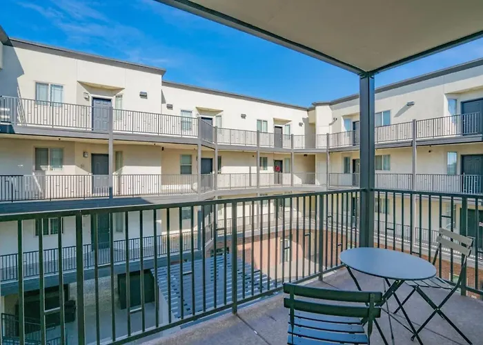 Luxurious 3bd - Gym, W-d, Parking - Sleeps 8 Apartment *