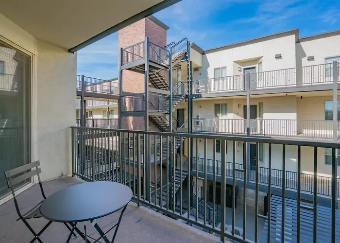 Luxurious 3bd - Gym, W-d, Parking - Sleeps 8