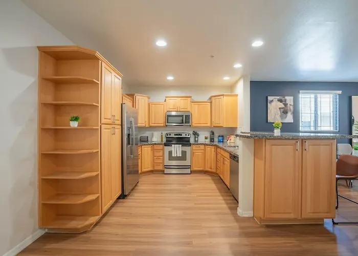 Luxurious 3bd - Gym, W-d, Parking - Sleeps 8 *