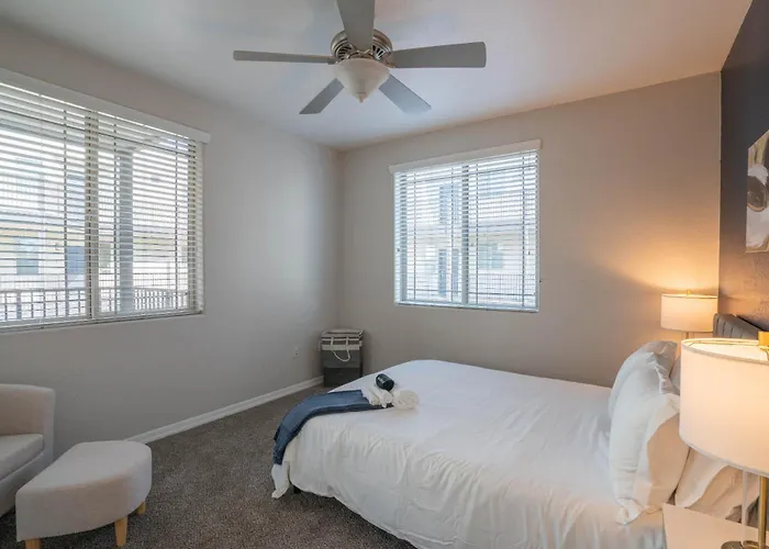 Luxurious 3bd - Gym, W-d, Parking - Sleeps 8 Apartament