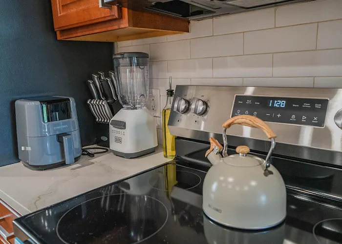 Apartment Luxurious 3bd - Gym, W-d, Parking - Sleeps 8 *